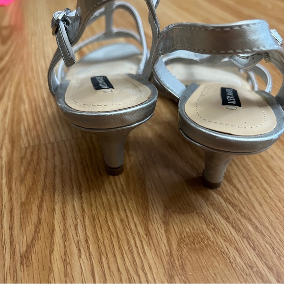 004 NWOT Alex Marie LIAA Silver Kitten Heels. Size 6M - Picture 6 of 9